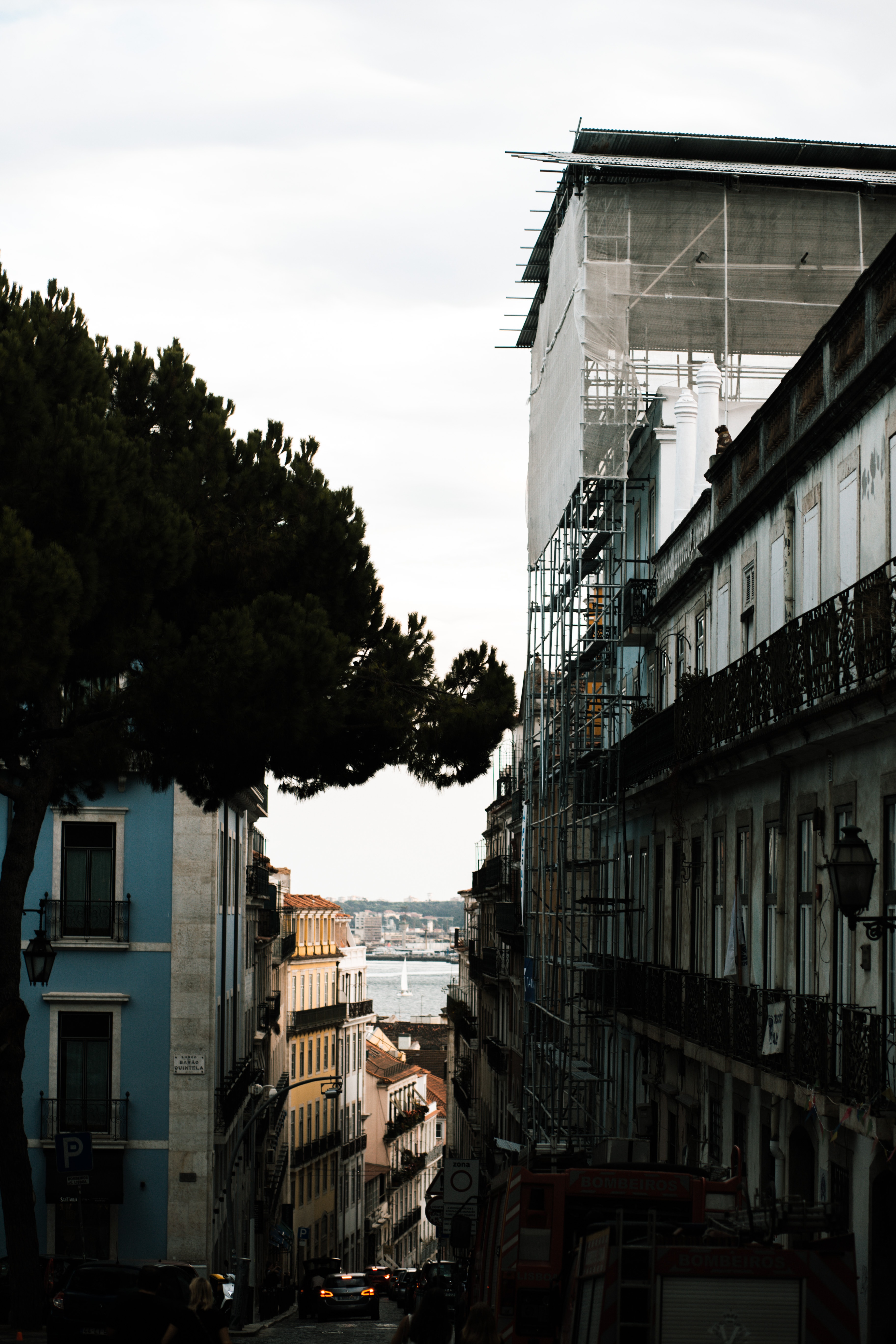 Straße in Lissabon mit Blick auf den Tejo